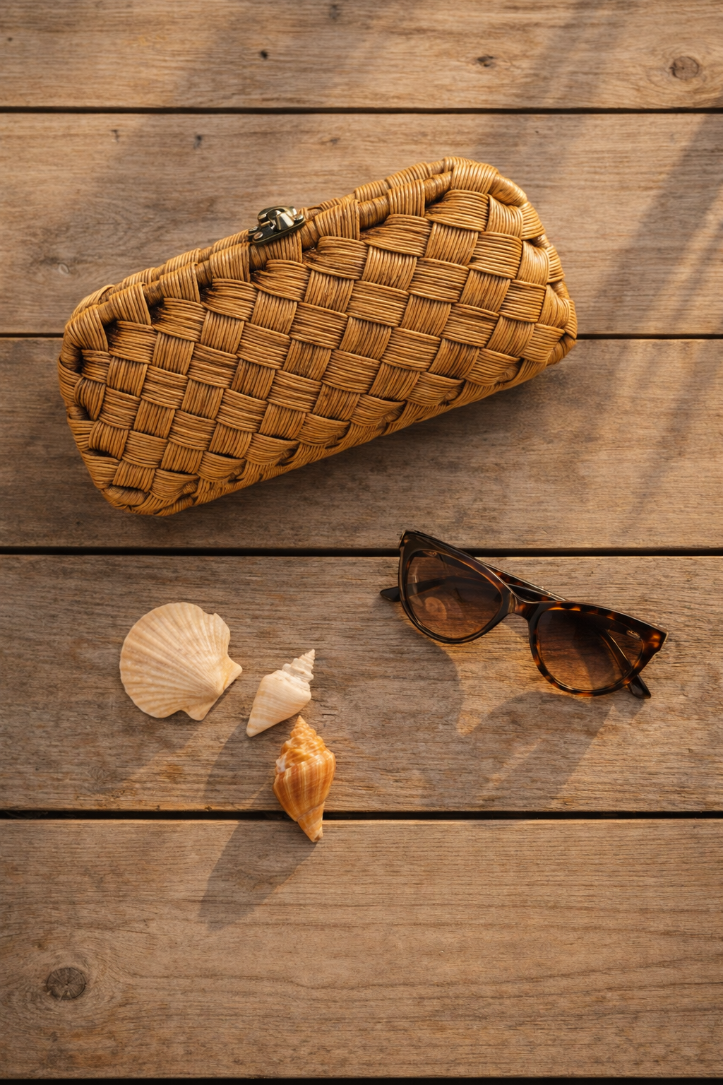 Wicker clutch purse